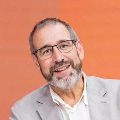 Llicenciat en periodisme i periodista, que no és ben bé el mateix. Treballo a @elnacionalcat.