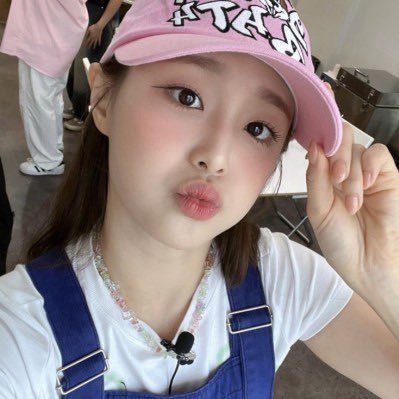 ☁️ — me & loona playing honkai star rail and eating strawberry soft cake together (ᴗ͈ˬᴗ͈)