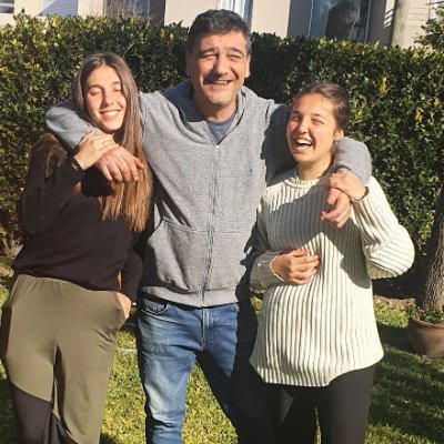 Periodista con título de abogado enrollado en un ropero.
Dos hijas que explican la razón del mundo.
El humor nos salva. Voy contra el miedo y los fanatismos.