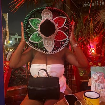 BARBZ 📍 Music industry | Commerce inter - Marketing&negociation | IG&Snap : Yasmeenette | Blaugrana ❤️💙| | @yeetailz 💍 @alexegue