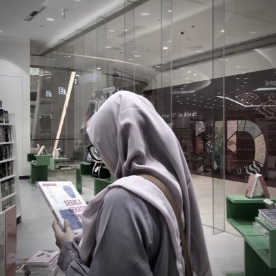 Akun random yg suka bahas apapun yg berkaitan dengan buku. Bookstagramers, let’s be moots! (dm agar kita saling follow)