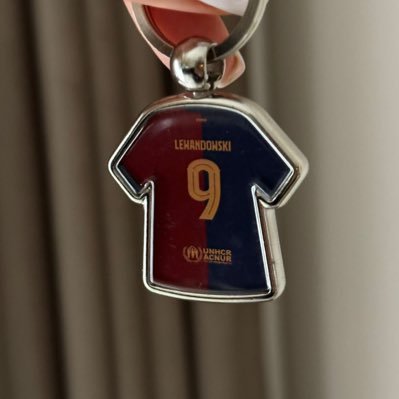 Retro breloki i magnesy w kształcie kultowych koszulek piłkarskich. Klasyka futbolu w miniaturze – idealne dla fanów i kolekcjonerów!