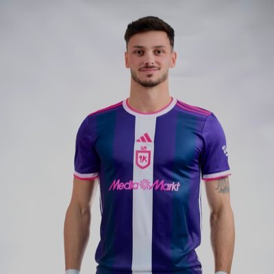 Football player | 1K 💜Instagram⏩ @_izanleonn