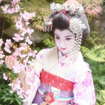 Senior maiko of Uwabanacho, Kanazuru Okiya of Gag City | Purveyor of cultural critique | Weaving elegance and irony with every fan flick | Gilded grace.