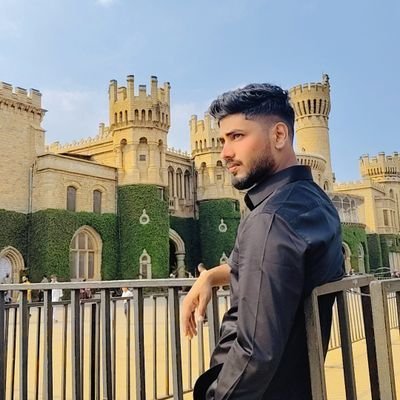 HabibSiddique14's profile picture. musafir hai ham 
sab  apne pass thoda  thoda
rakhte hai mujhe