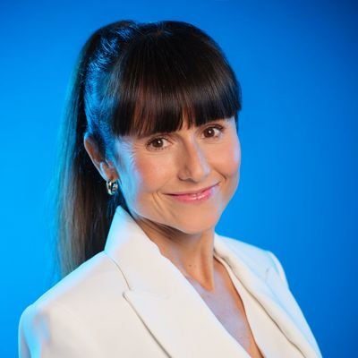 Directora de Comunicación y Marketing de @EstrategosES Soñadora, tenaz, idealista y humanista. La comunicación y la tecnología, mis herramientas en este mundo.