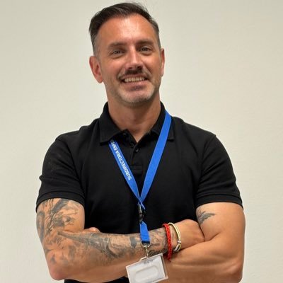 Enfermero de vocación, con los pies en el suelo siempre. Actualmente “Subdirector de GAPTF “. Canario, santaursulero, deportista y viajero. Afiliado a CC.