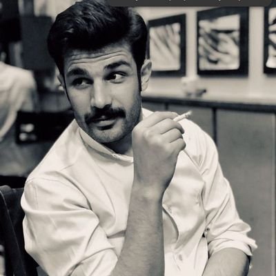 شاعر /نویسنده/ وکیل دادگستری /نا مناسب برای روابط
انسانی -
https://t.co/2HKtLdG9FE