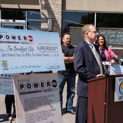 $842.4 million Powerball jackpot Winner .will be giving away 30% of it to help the citizens picking randomly out of my first 200 followers. be a winner today!!