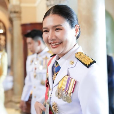 จิราพร สินธุไพร สมาชิกสภาผู้แทนราษฎร จังหวัดร้อยเอ็ด เขต 5 พรรคเพื่อไทย (2562,2567) รองหัวหน้าพรรคเพื่อไทย ⟢ รัฐมนตรีประจำสำนักนายกรัฐมนตรี ⟢