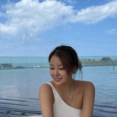 AdacAlisx's profile picture. Life is my playground. Whether I ski on slopes, dive, serve or cook delicious food, there will always be music playing in the background. sporting blood👻👻