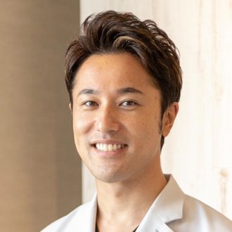 首都圏で4つの歯医者&2法人理事長。4年半365日営業中の五反田駅前歯医者(徒歩0分)運営。国内トップクラスの診察数|セラミック制作における地域貢献でメーカーから日本初の表彰|人生で大事なものは「気合い」|失敗恐れずフルスイング|趣味はサーフィン|歯科博士号/インプラント/矯正/歯周病/補綴認定医
