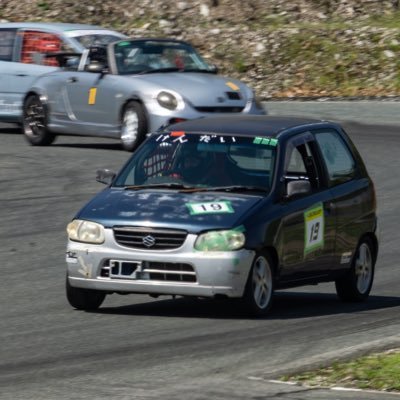 理工環商より男女21:4の25名で構成🚗 部車アルトで軽耐久レースに参戦/個人車での活動も!/部室にシミュレーター導入/免許·車両有無不問/知識なくても大丈夫!/平日は錬金、月末土日に練習🔰入部届はいつでも準備できてるぞ!
