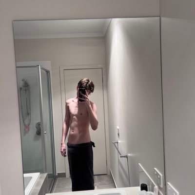 19 Aussie 🇦🇺 | MDNI | 6’4 | I only reply to pics and vids |