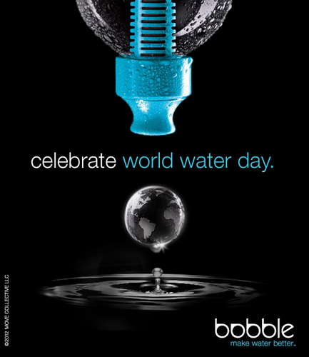 bobbleとはオシャレ、再利用可能な飲みながらろ過する浄水器で、リサイクル可能なフィルターを使用しています。水がフィルターを通ると、活性炭が塩素や有機汚染物質を排除します。bobbleは水道水をよりおいしくいただくために開発されました。