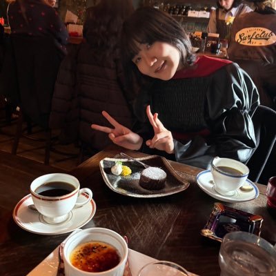 地元と演劇とデザインを愛する、某企業の広報です。絵をかくこととチャイが好き。ミームデザイン学校2025在学生。よろしくおねがいします。