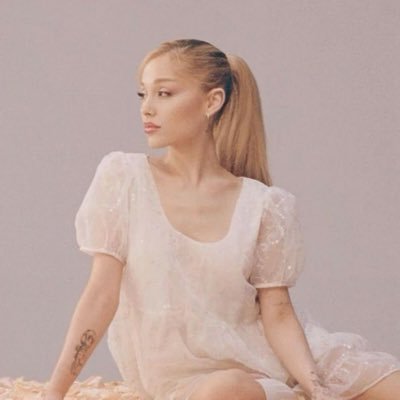 ୨⎯ ♡ she/her | blk swiftie | glinda enthusiast | girlkisser | ari ♡ ⎯୧