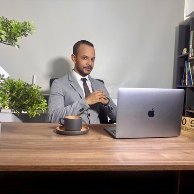 jesumosque's profile picture.  Escritor ✍🏾 Investigador 🔍 Máster en la enseñanza del inglés. 👨🏾‍🏫 Doctorando en educación 📜