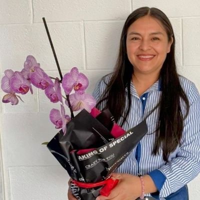 Humana con aciertos y desaciertos...con más virtudes y defectos de los que puedes ver...