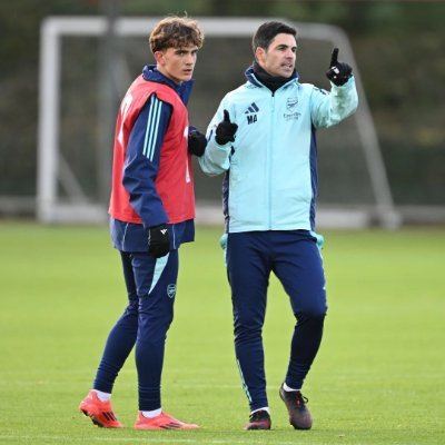 Scout déchu devenu Community Manager | Je pose ma loupe pour prêter ma plume aux entrepreneurs sur les réseaux @Arsenal @losclive