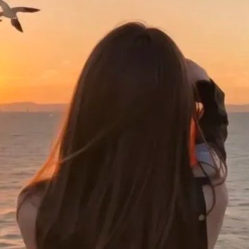 AlbinaErinA's profile picture. 台球はただのスポーツではなく、心と技術が融合する芸術です。キューを握ると、まるで自分の心がボールに乗っているように感じます。勝利の瞬間、失敗から学ぶこと、すべてが私の情熱を深めてくれます。