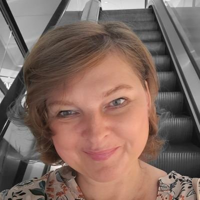 Viceprezidentka mezinárodní organizace OBSE PS, poslankyně, dlouhý háro a mezináro. Liberál v lidských právech, konzerva v ekonomice.