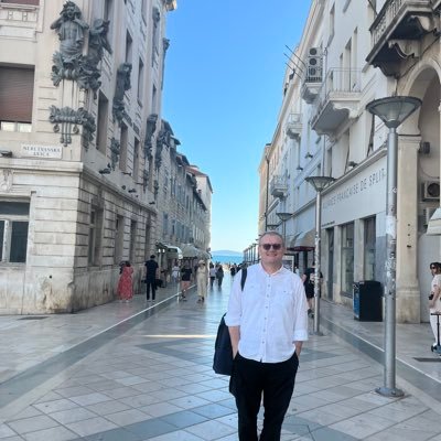 Bir maden işçisinin oğlu.
Mottosu “Emeğe Saygı”.
Parolası