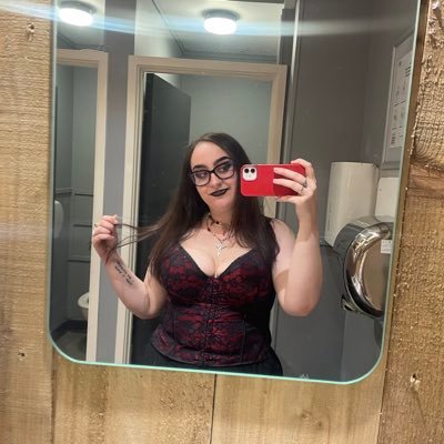 nerdy goth that likes to read books🫡 hella left wing x
