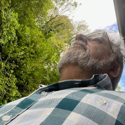 Més de sis dècades. Baquetejat per la vida però content del què he après. Vull seguir aprenent fins al final. Dues pors: la mediocritat i la falta de llibertat