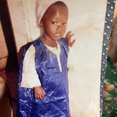 Hello 👋 am from the Gambia 🇬🇲 and am living with my grandma and younger brothers we are all saying hi 👋