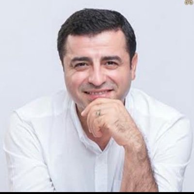 25 | atheist, progressive pacifist and proudly gay 🏳️🌈 ❤️☀️💚 #RefugeesWelcome #KurdishLivesMatter #JinJiyanAzadi
#freeDemirtas #freeKavala #freethemALL ✌️