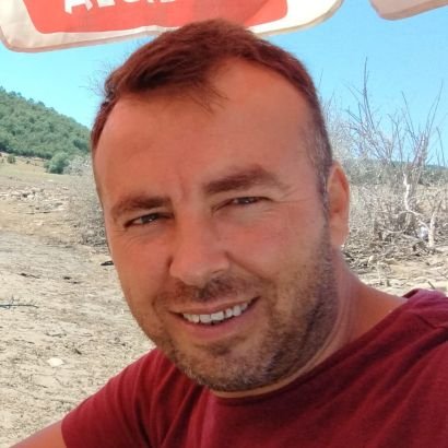 Atatürkçü ve din,dil,ırk,mezhep ayrımı yapmadan bütün (insan) insanları seven, tabiata önem veren,hayvansever.