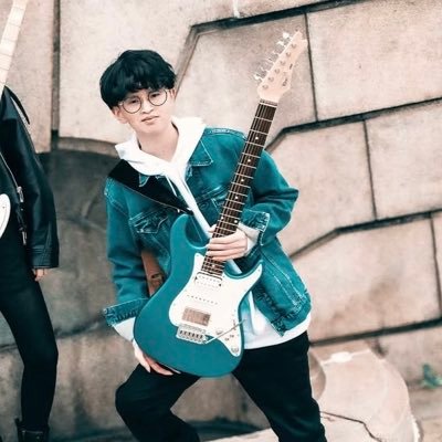 ギター歴約10年くらい セッションとかライブに行ったりします!エレキインスト/country/hardrock/フュージョンが好きですドラムも叩きます!