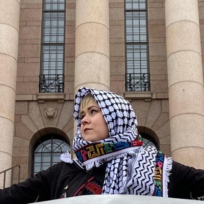 Sateenkaaren värinen, mustaan pukeutuva ay-aktiivinen pelinörtti. Mielipiteet omia. Ihmisoikeudet ei ole mielipidekysymys. they/them 🏳️🌈|🇵🇸🍉🗝️🫒🥄🕊️🇱🇧