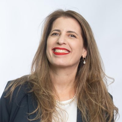 דוקטור (PhD) במנהל עסקים, התמחות בשיווק, מומחית לבניית אסטרטגיות, נשואה ואמא לשתיים. טבעונית. הציוצים על דעת עצמי.