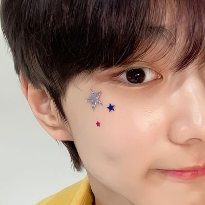 this account smells like fresh strawberries #jungwonismymalewife