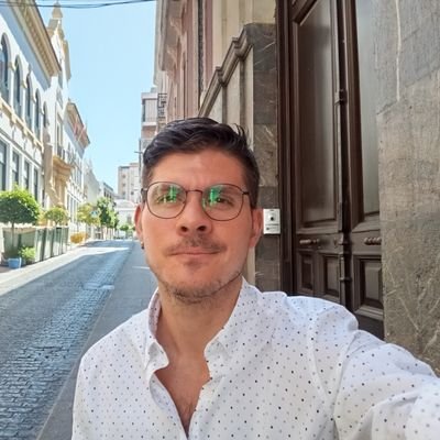 Europeo, cordobés.
Escribo historias, músico en mis ratos libres y hablo mucho.