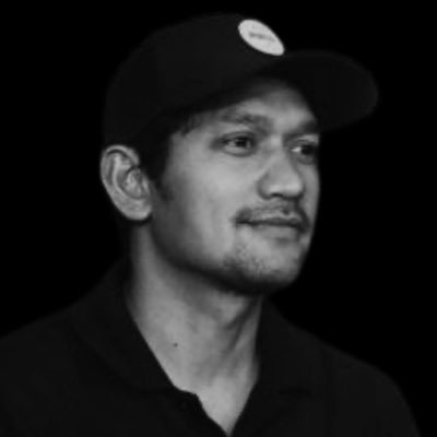 NUKILAN NESTAPA : Ini kisah sang penaut imaji dan ambisi. Menolak mimpi yang payah dirangkai, membusuk bagai seonggok bangkai.