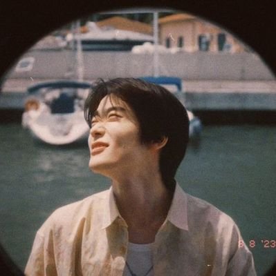 justputonX's profile picture. being lowkey