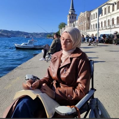 RefikaMertt's profile picture. Öykücü/Ööretmen/ İÜ Yeni Türk Edebiyatı PhD          
Biliyorum kuralları bozduğumu/
Yerimi uysal birine bırakmalıyım.
(Attilâ İlhan)