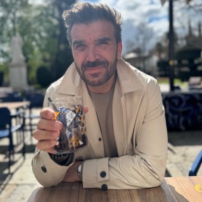 Aventurero ,luchador , nada conformista, me encanta el arte y el diseño, viajar, el deporte, la música y el cine, Instagram: davidlcantador