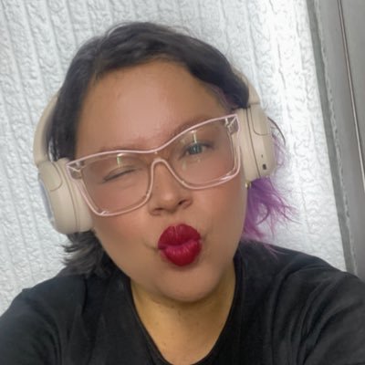 Nochessita's profile picture. Modelo 85. Escribo cuentos cortos, vivo historias largas. Comunicóloga de profesión pero docente por convicción. Una gryffindor enamorada de la cafeína.