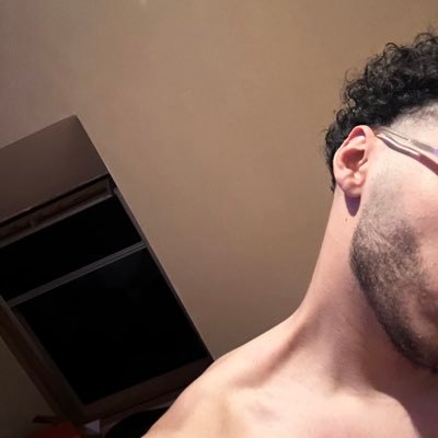 J’aime prendre le risque de me faire surprendre avec la femme d’un autre. Du contenue pour divertir avant tout. les infidèles en dm 😛