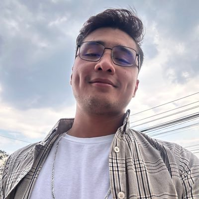 “Licenciado en Derecho, amante de videojuegos, música ‘mala’, activista animal y pro-LGBTQ+, por convicción.”
