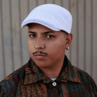 dono do baile do cão, faço jazz de malokero, tenho dois reis na cabeça e sou deejay… puto, gostoso, tatuado e sem vergonha