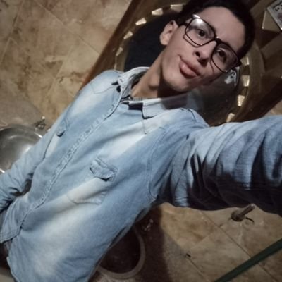 a la gilada ni cabida yo lo miro de arriba yo la miro desde arriba con estilo desempeño a los Giles les enseño si te pica ráscate si será la envidia no se vos🖕