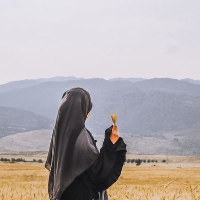 *آرامش گمشدهات رو تو دنیا نگرد...* *دل فقط با یاد خدا آروم میگیره.🤍