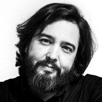 Autor de La capacidad de amar del Sr Königsberg, Una historia de la mentira, El gran imaginador o El asesino hipocondríaco.
Director de Escuela de Imaginadores.