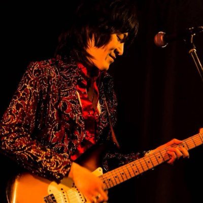ライブハウス・吉祥寺ブラック&ブルーのマスターで看板ギタリスト!
ブラック&ブルー出演希望・チケット予約やお問い合わせはお気軽に!
私への出演依頼も!
THE KING BEATSや王将&TGBのリーダー。
他サポートやセッションなどの活動も多数
座右の銘は『ギターは人柄』