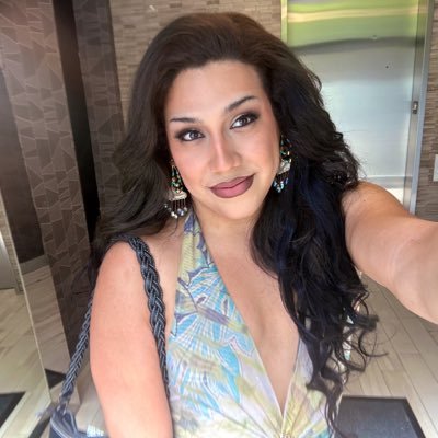 Trans woman performer, artist and lover of all things fineart @ theclavel & @ PrivilegeQueen